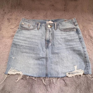 Blå jeanskjol med slitna detaljer - Snygg blå jeanskjol med slitna detaljer. Kommer inte till användning längre tyvärr. Använd fåtal gånger,slutsåld på Cubus💞 skriv för fler bilder💞ord 299 kr💞