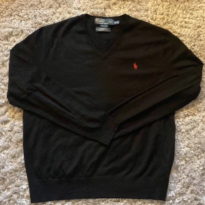 Ralph Lauren merinoull - Säljer denna riktigt sköna och stilrena Ralph lauren tröjan i 100% merinoull. Den är i bra skick förutom att den har krumt från XL ner till M. Skriv gärna över frågor och funderingar, priset kan diskuteras.