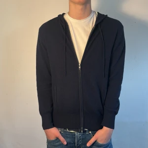 Marinblå cashmir ziphoodie från soft goat  - Intressekoll ‼️Säljer min riktigt feta och eftertraktade marinblå cashmir zip hoodie från soft goat | Storlek M | Skick 8/10 | Retail 2995 | Kom vid intressen och tveka ej ifall ni har några frågor