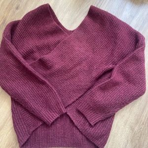 Vinröd stickad tröja  - Omlott stickad tröja, från Even & Odd, storlek S.