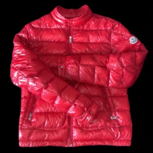 Moncler ”Acorus” Röd - ‼️1299kr SNABB AFFÄR‼️Sjukt snygg röd dunjacka från Moncler modell ”Acorus” . Moncler-logga på ärmen. Perfekt för vår men även sommar eftersom den blir inte så varm, men håller ändå värme. Äkthetsverifierad av ”Moncler talk” grupp. Pris givetvis diskuterbar!!Storlek XS(Passar 165-175). Fler frågor/Bilder i DM!!❤️🪿🪶