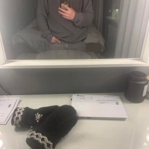 Grå stickad tröja från Gant - Säljer en stilren grå stickad tröja från Gant med dragkedja vid halsen. Tröjan har långa ärmar och en ribbad struktur som ger en klassisk look. Perfekt för kyligare dagar. Priset kan diskuteras 