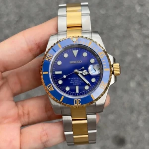 Seiko Submariner Bluesy mod - Nu är denna ”Bluesy” Submariner-mod redo för försäljning! (Custom-made.) Diameter: 40 mm | Tjocklek: 12 mm | Seiko NH35 automatiskt urverk | Safirglas (AR-behandlat) | 316L stålboett & armband (säkerhetslås) | Keramisk bezel | Skruvad krona | Luminova | 3 ATM | Genomskinlig baksida | Justerbar: 14,5–22 cm. Klocklåda & verktyg ingår. Frågor? Skicka DM! 