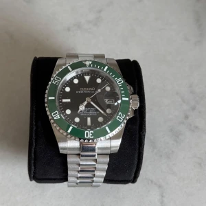 Seiko Mod Submariner  - Seiko Mod Submariner Grön, 40 mm och NH34 Urverk, helt ny med plast, endast klockan. Sista priset står i annonsen! Har du inga pengar, har vi ingen deal!