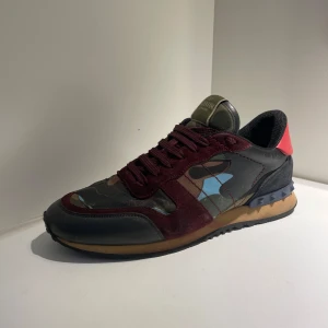 Valentino rockrunners - Ett par riktigt snygga Rockrunners i storlek 40,5-41. Skick är 7.5 av tio och dustbags, kort och extra snöre medföljer! Hör av er vid frågor eller funderingar! Pris är ej hugget i sten, bara seriösa bud.