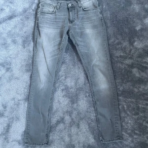 Grå slim jeans från Nudie! - Hej! Säljer ett par snygga grå jeans från Nudie. Passform är slim fit. Storleken är W32 L32. Färgen är otroligt snygg och stilren. Perfekta för en everyday look! Vid fler frågor är det bara att höra av er!🙌🙌