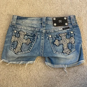 Lågmidjad jeansshorts från miss me - Lågmidjad er jeansshorts från miss me💕 Midjemåttet är ca 35 och längden är ca 25,5💕 Säljer pga att de tyvärr inte passar mig länge💕liten rosa liknande missfärgning men som ej syns som man kan se på bilderna