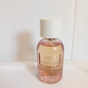 Cuir de Nuit Eau de Parfum från Yves Rocher - Cuir de Nuit Eau de Parfum från Yves Rocher. Doftar mjuk vanilj. Endast testade ett fåtal gånger. Se mängd bild. 