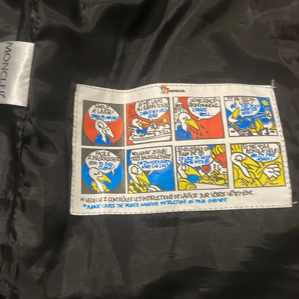 Snygg svart dunväst från Moncler med glansig yta och dragkedja framtill. Västen har två praktiska fickor med dragkedjor och ett broderat Moncler-märke på bröstet. Perfekt för kyliga dagar när du vill hålla stilen.. Takit.