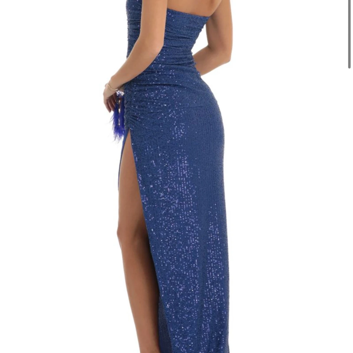 Blå glittrig axelbandslös klänning - 3