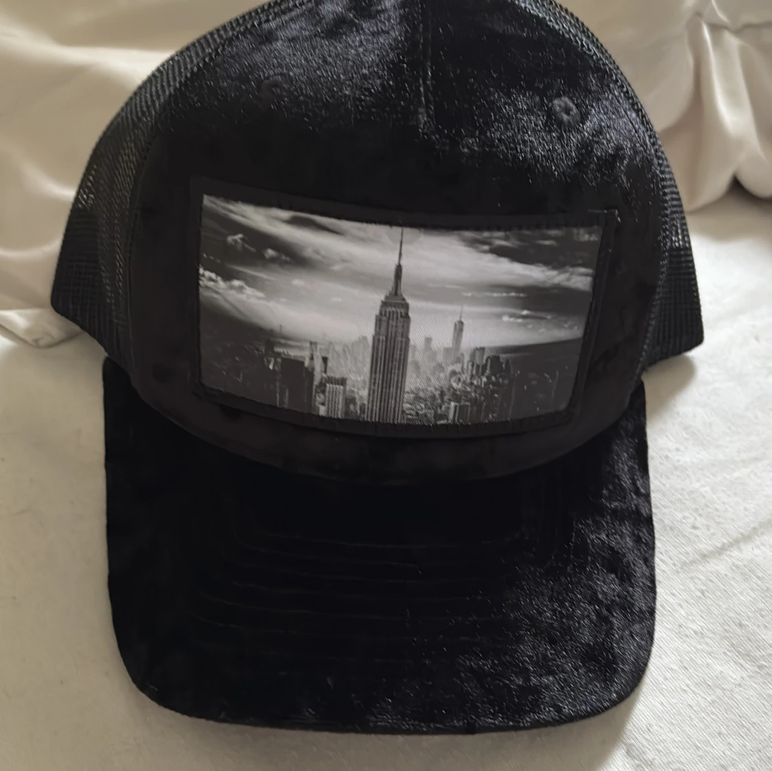 Svart keps med stadsbild