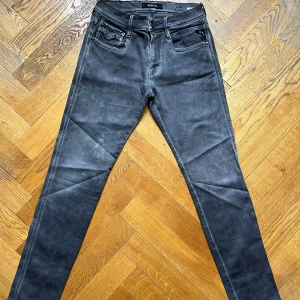Replay anbass - Stilrena anbass (slim fit) i en skön grå färg 🔘| Waist: 28📏 | Length: 32 📏| Fraktar så snabbt som möjligt inom 1-2 dagar via PostNord eller Instabox 📬📮|