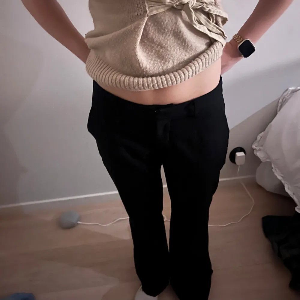 Svarta lågmidjade kostymbyxor från bikbok!!💝💝🥹. Farkut & Housut.