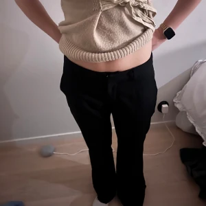 Svarta lågmidjade kostymbyxor! - Svarta lågmidjade kostymbyxor från bikbok!!💝💝🥹