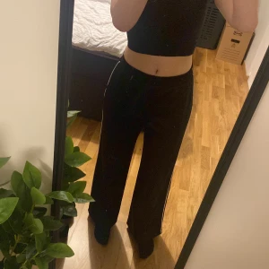 Svarta vida byxor - Snygga svarta byxor med loose passform och mid/hög midja. Byxorna har en stilren design och är väldigt bekväma. Perfekta för en avslappnad look. Använt ca 2 gånger men har inte använts på några månader så nu säljs dom. 