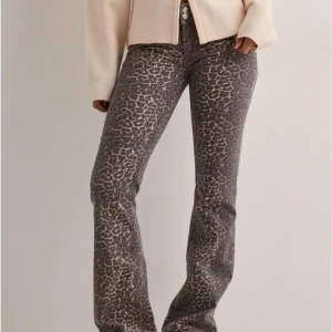Leopardmönstrade jeansbyxor - Säljer mina jätte fina Leopard jeans från Nelly pga att dem börjar bli för små, jag har klippt dem passar mig och jag är 158❤️