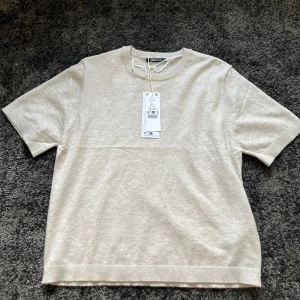 Beige knitted tee  - Knitted tee från Gina Tricot beige. Storlek L, oanvänd, säljer för 150💗