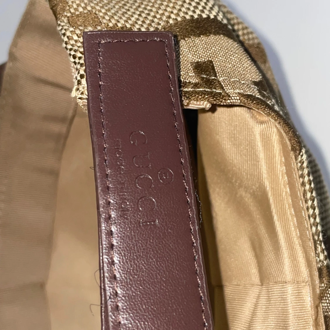 Beige keps med GG-mönster