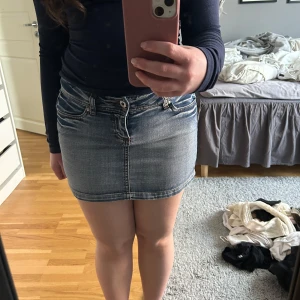 Blå jeanskjol - Snygg blå och lågmidjad jeanskjol!