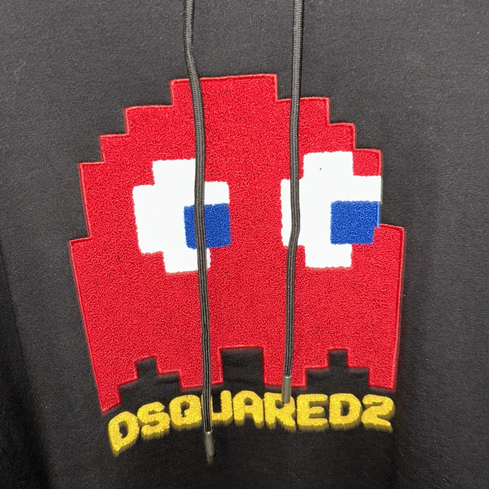 En Dsquared2 hoodie som är i nyskick. Storlek S men är oversized så passar även M.. Hupparit & Collegepaidat.
