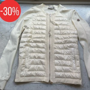 Moncler cardigan - LAGERRENSNING! En riktigt fin moncler cardigan för ett sjukt bra pris! Den är i jättefint skick utan defekter och passar S! 