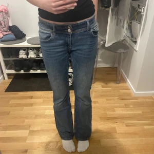 Mörkblåa jeans - Fina mörkblåa jeans med fina fickor på baksidan från Gina tricot Young. Säljer då de inte kommer till användning längre! Jätte bra skick, inga skador eller liknande💕