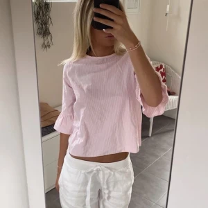 Rosa randig blus - väldigt söt rosa randig blus med trekvartsärmar och volangdetaljer. Står 148/152 men passar även XS & XXS skulle jag säga:) första bilden är lånad !!