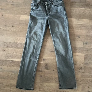 Levi’s 501 164 - Ett par gråa Levi’s 501. Storlek 14A men passar även 170. Kom privat för mer frågor!