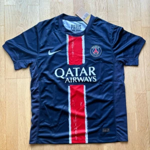 Paris Saint Germain Fotbollströja - Hej! Jag säljer denna fina Psg tröjan till ett sjukt bra pris :) Perfekt nu inför sommaren 