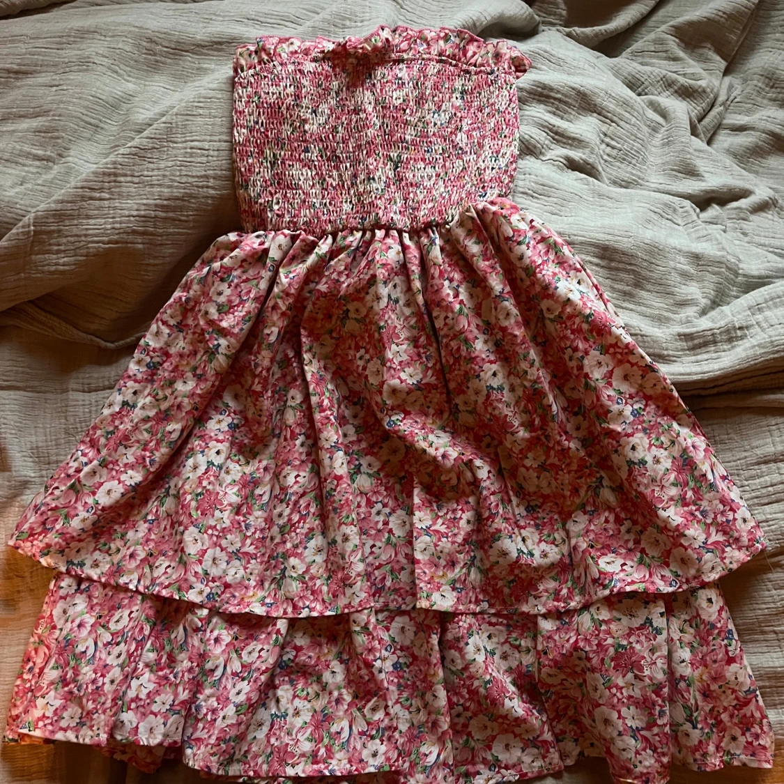 Blommig axelbandslös klänning från Shein