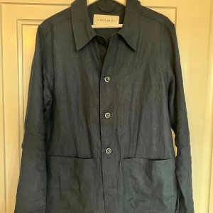 Mörkblå overshirt från A Day's March - Snygg mörkblå overshirt i linne från A Day's March som passar perfekt nu till våren. Overshirten är näst intill oanvänd🙌🏾.