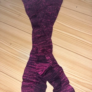 Tukevat sukat - Ihanat liilat tukevat sukat. Koko 37-39. Kissatalous MMM, lisätietoja saa kysymällä Katsothan myös muut ilmoitukseni Mikäli hinta ei miellytä tarjoa rohkeasti