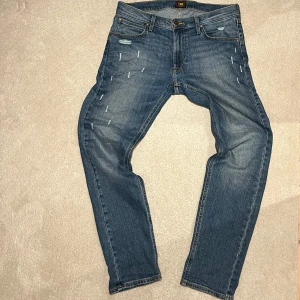 Custom Lee jeans - Daren Zip Fly - Snygga blå jeansbyxor från Lee med riktigt feta slitningar. Dessa sitter som slim/straight enligt mig. Vid minsta fråga eller fundering hör av er🤝