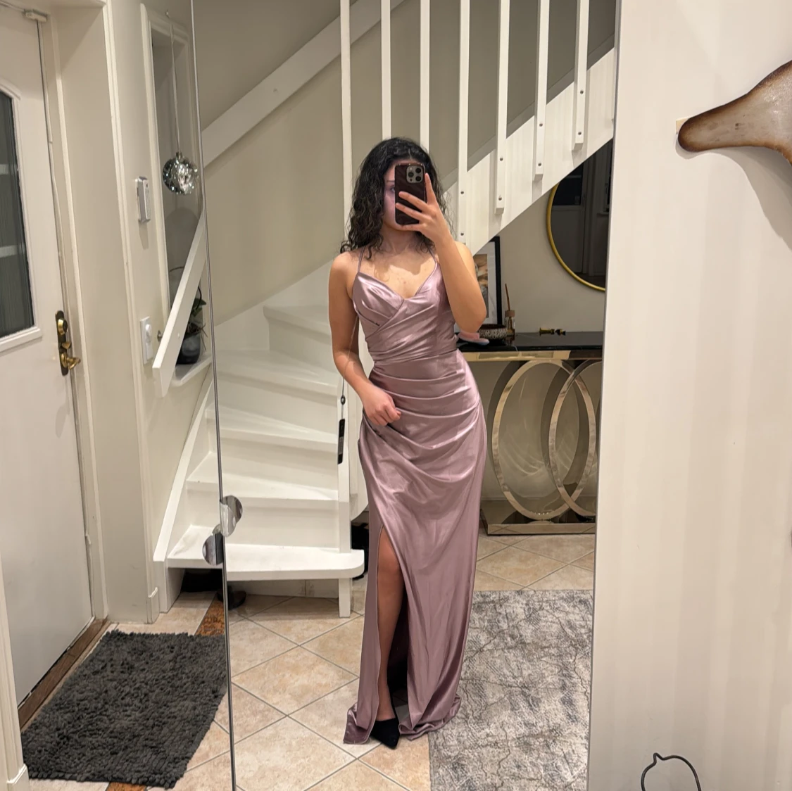 Ljuslila långklänning med slits