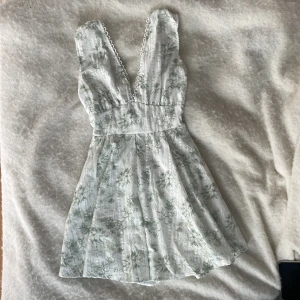 Söt sommarklänning  - Söt sommarklänning helt oanvönd🌸säljer då den är stor på mig. Skriv vid frågor💞
