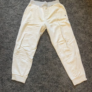 Polo Ralph Lauren sweatpants mjukisbyxor - Säljer ett par mjukisbyxor från Polo Ralph Lauren i barnstorlek L vilket motsvarar xs i vanlig storlek. Färgen är beigegrå typ.