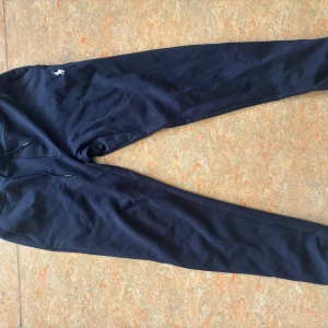 polo ralph louren mjukisbyxor med logga - Säljer ett par  mjukisbyxor med en liten logga på höger sida. Byxorna har snörning i midjan och är perfekta för en avslappnad stil. De är tillverkade i ett mjukt material som ger en bekväm passform.