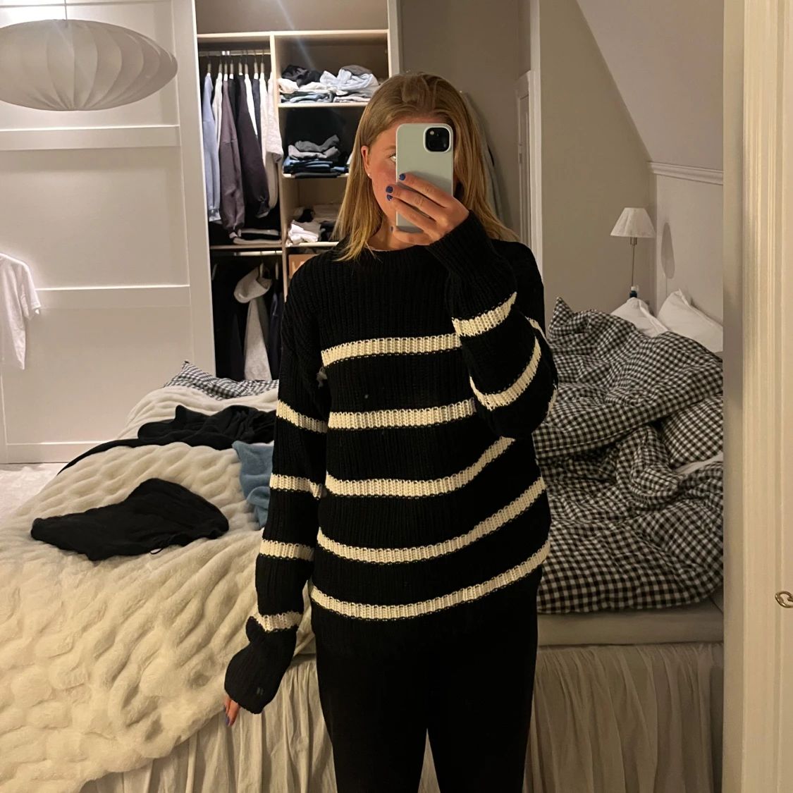 Svart och vit randig stickad tröja