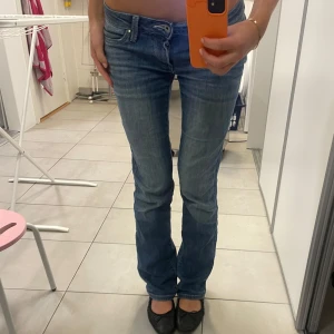 Blå pepe jeans med bootcut - Snygga blå jeans med bootcut och låg midja. Skitsnygga och sköna! Obs de har ett litet hål på sidan men inget man lägger märke till🥰