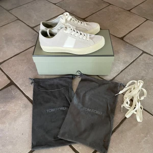 Tom Ford Skor ”Cambridge” - Säljer dessa Beiga Tom Ford Cambridge skor i nyskick! Skorna är i storlek 43. Allt på bilden ingår: box, skosnöre, dustbag. Nypris: ca 5500kr. Vårt pris: 3299kr🤩. Skriv vid minsta fundering eller fråga😉