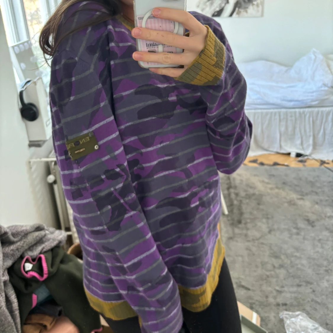 Lila och grön camouflagemönstrad tröja - 2