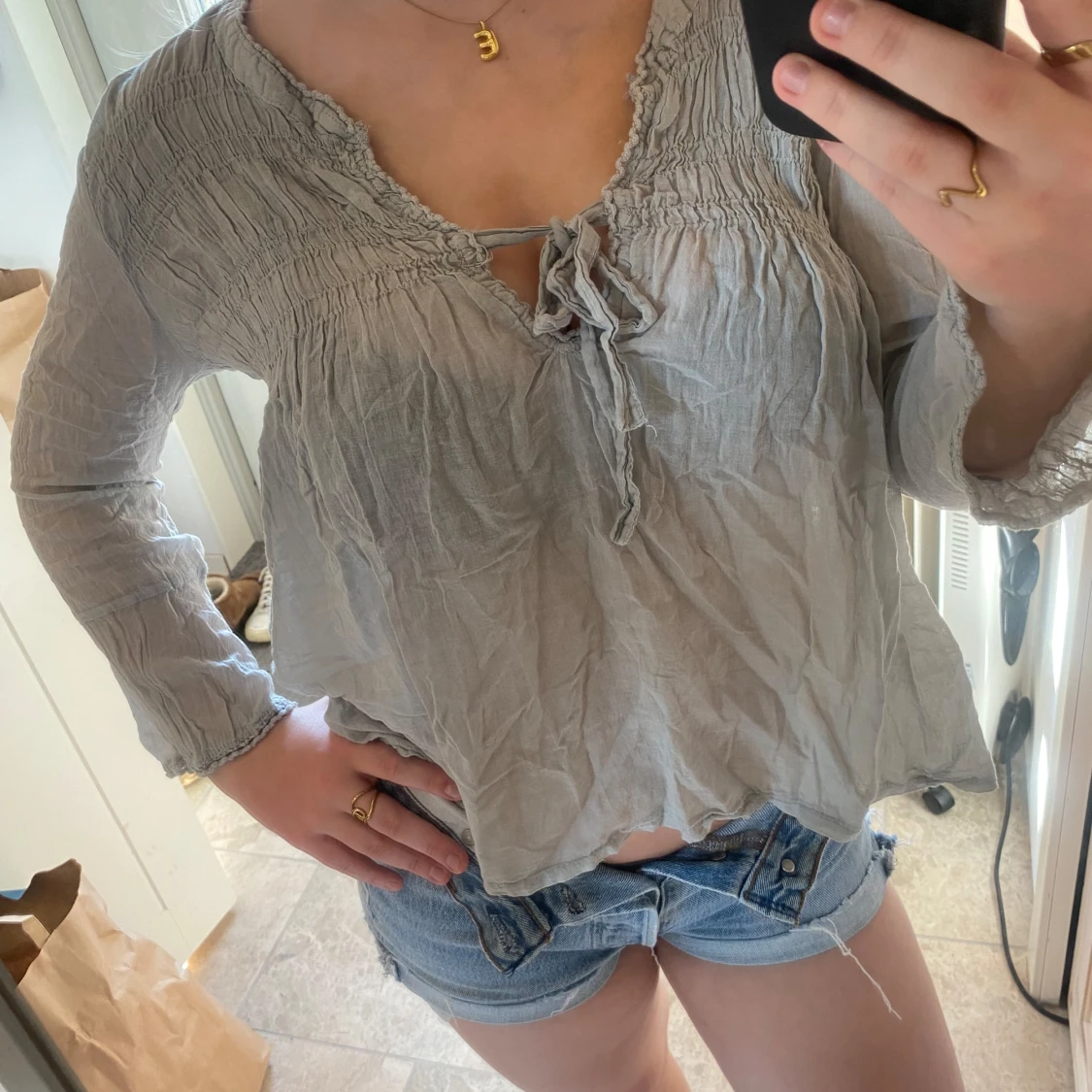 Grå blus med knytning - 1