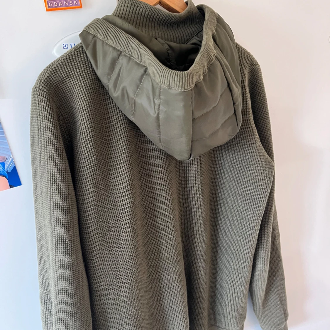 Olivgrön stickad hoodie/ cardigan från Indicode - 2