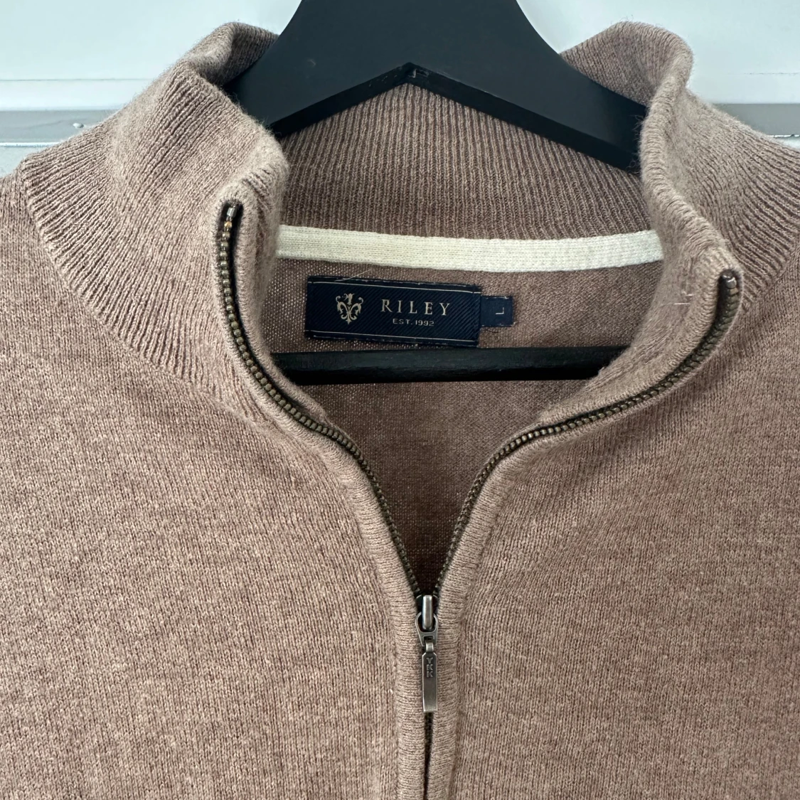 Beige tröja med dragkedja från Riley - 2