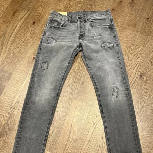 Dondup Jeans - George  - Märke: Dondup | Modell: George | Strl 32 | Pris: 750 kr (nypris ca 3200 kr) | Mycket bra skick och snygga slitningar. Perfekta jeansen till sommarens outfit!