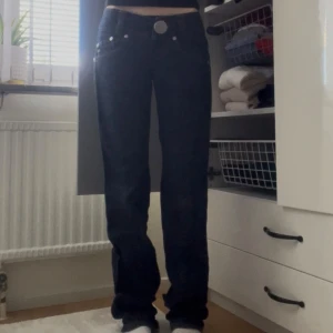 Blå jeans från Miss Sixty - Snygga blå jeans från Miss Sixty.                     Passar för långa personer‼️Midjemått: 39cm & innerbenet: 90cm.