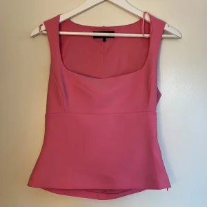 Rosa topp från Zara - Säljer en snygg rosa topp från Zara. Toppen har en elegant fyrkantig urringning och en figurnära passform som framhäver midjan. Perfekt för att styla med både jeans och kjol. 🌸