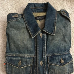 Gucci jeans jacka  - Jeans jacka från Gucci Tom Ford era. Patches på armar och speciella fickor. Otroligt speciell för att vara en jeansjacka. Toppkvalitet pga Gucci. Size 50 /M