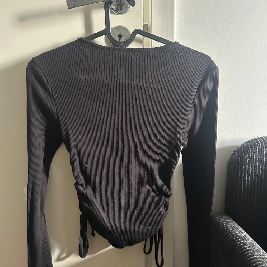 Svart ribbad topp från Divided - 2