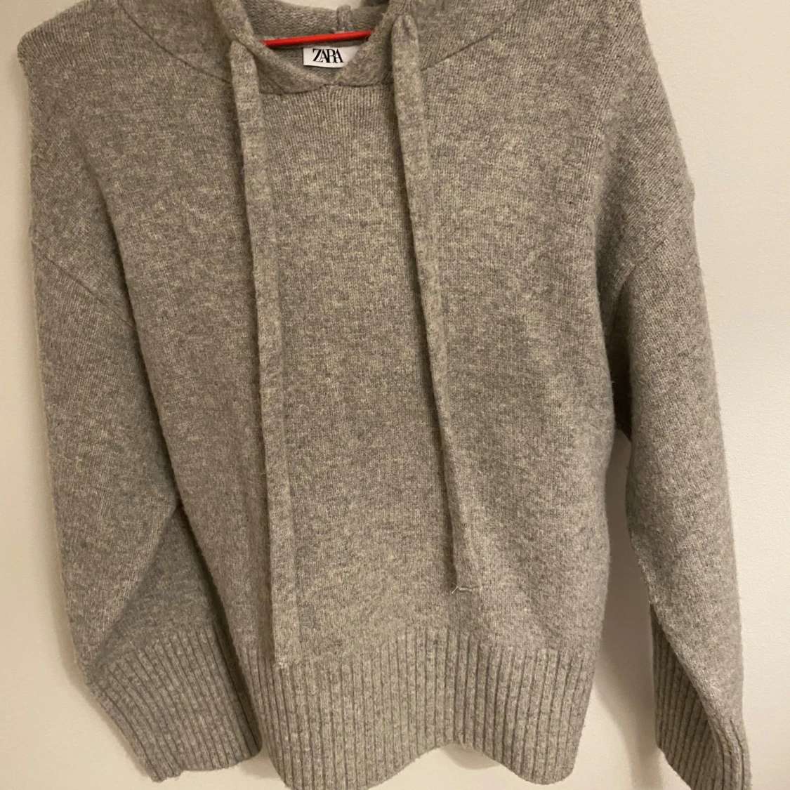 Grå stickad hoodie från Zara